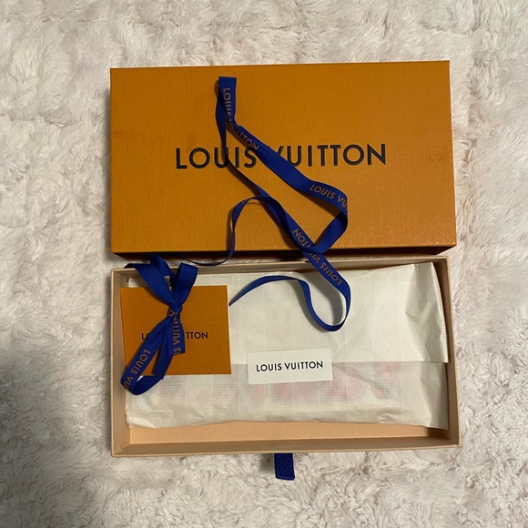 New Authentic Louis Vuitton Bandeau❗️ - Picture 5 of 5